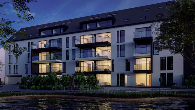 Bij avond: tuingevel van Residentie De Swaene met de vijver op de voorgrond